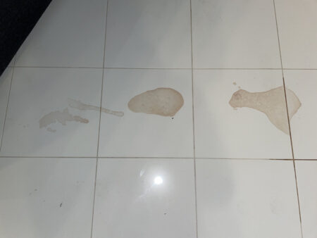 タイルの床　シミ　Before