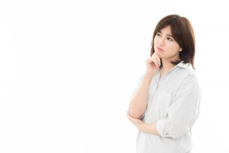 悩む女性